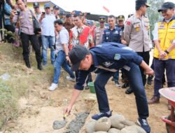 Di mulai nya Pembangunan Ruas Jalan Sepanjang 16,1 KM di tandai dengan peletakan batu pertama oleh Plt. Bupati.