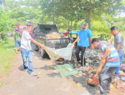 Jum’at Bersih, Kecamatan Kaur Selatan Desa Sinar Pagi Bersihkan Sampah Di Kawasan Taman Bhineka.