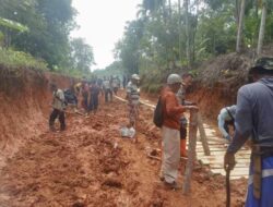 Sinergi Pemdes Dan Masyarakat: Gotong Royong Perbaiki Jalan Aspal Merah